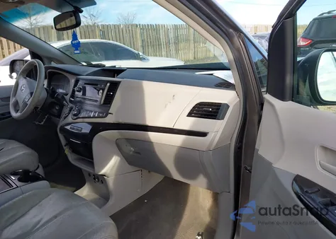 2013 Toyota Sienna Le V6 8 Passenger z USA, uszkodzony, nr VIN 5TDKK3DC1DS347946